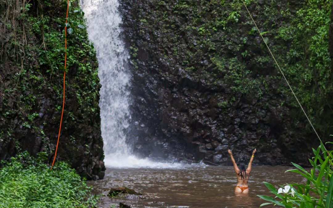 Visitante se banhando na cachoeira