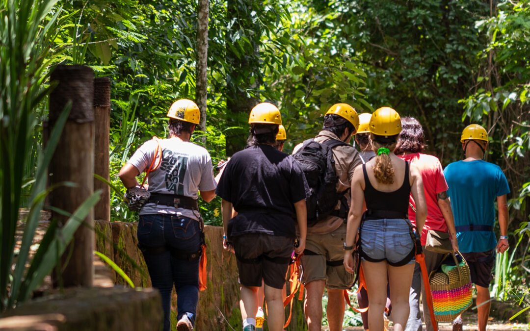 Grupo de visitantes com capacetes pronto para as atividades de aventura