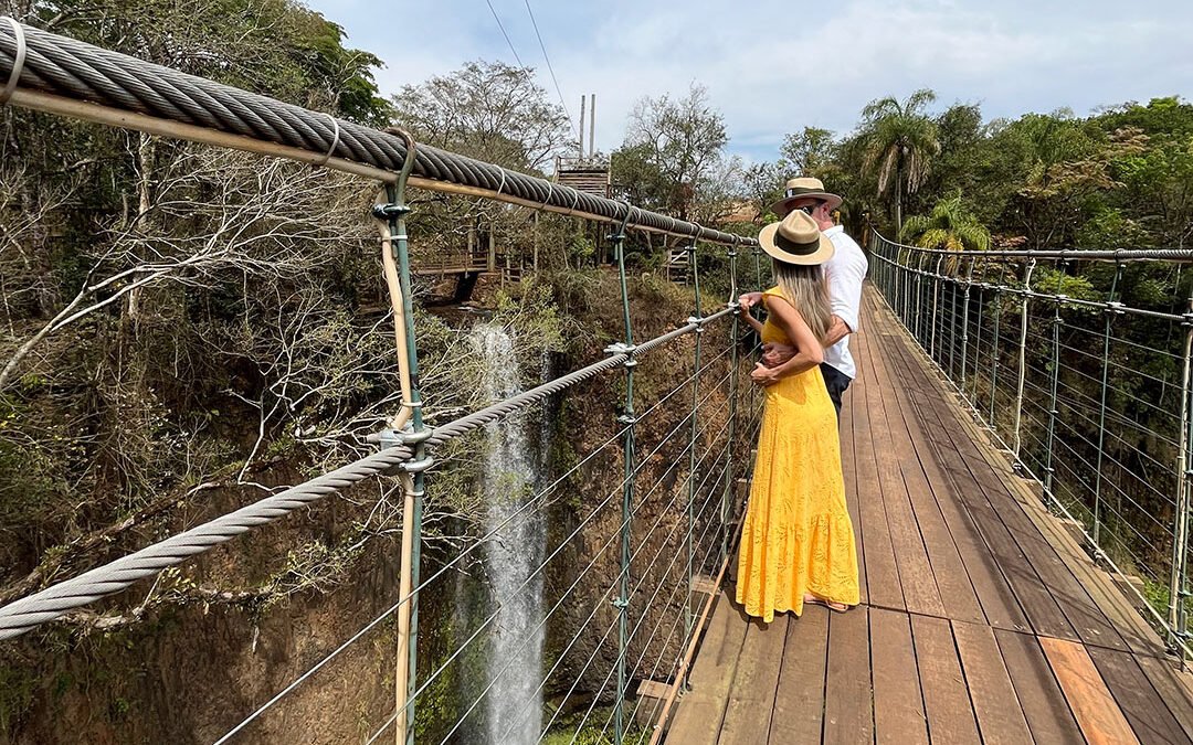 Visitante atravessando a ponte pênsil sobre o cânion