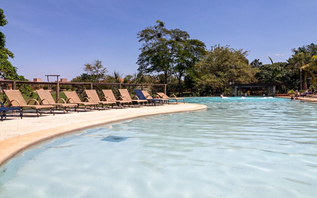 Praia Resort com piscina natural, prainha de areia e espreguiçadeiras