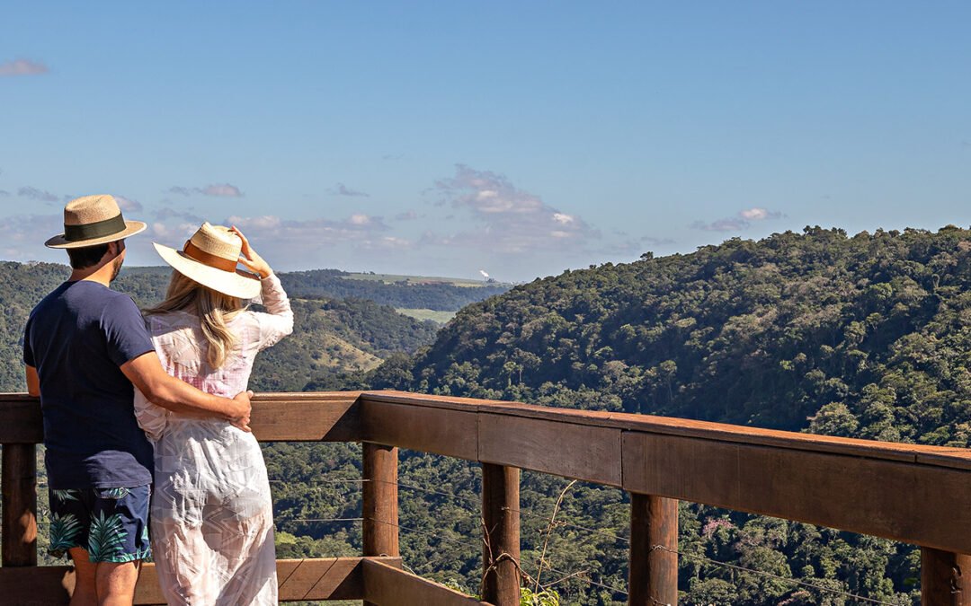 Casal no mirante com vista para o cânion do rio Cassorova