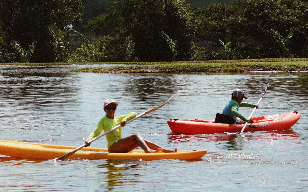Duas pessoas remando caiaque no lago do Cassorova